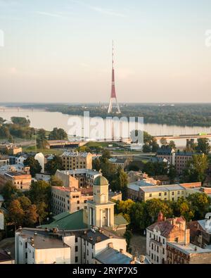 Blick auf den Rigaer Fernsehturm und den Fluss Daugava von der Aussichtsplattform der Lettischen Akademie der Wissenschaften in Riga, Lettland Stockfoto