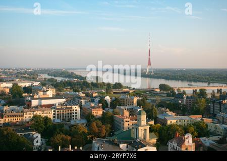 Blick auf den Rigaer Fernsehturm und den Fluss Daugava von der Aussichtsplattform der Lettischen Akademie der Wissenschaften in Riga, Lettland Stockfoto