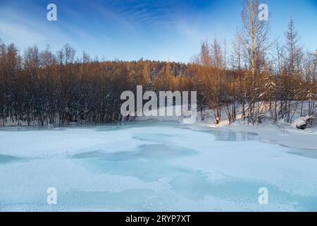 Frazil auf einem kleinen Fluss in Süd-Yakutia, Russland. Abendliche Winterlandschaft Stockfoto
