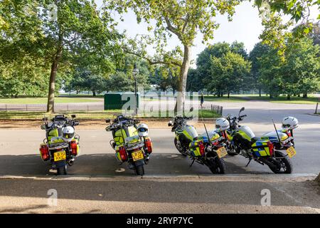 London Metropolitan Police Motorräder parkten zusammen im Hyde Park London, England, UK, 2023 Stockfoto