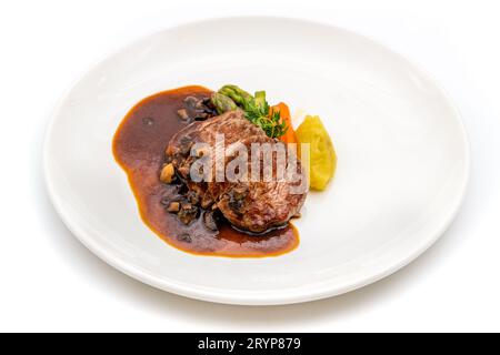 Gegrilltes Rinderfilet mit gegrilltem Gemüse und Demi-Glace-Sauce auf weißem Hintergrund Stockfoto