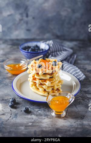 Hausgemachte belgische Waffeln mit Beeren serviert Stockfoto