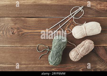 Garnkugeln auf einem Holztisch Stockfoto