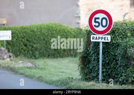 Französisches Straßenschild mit Geschwindigkeitsbegrenzung von 50 km/h, selektiver Fokus Stockfoto