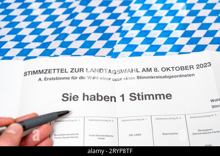 Augsburg, Bayern, Deutschland. September 2023 29. Stimmzettel in der Abwesenheitswahl zur Landtagswahl am 8. Oktober vor bayerischem Hintergrund. Bayernwahl *** Stimmzettel bei der Briefwahl zur Landtagswahl am 8. Oktober vor bayerischem Hintergrund. Wahl in Bayern: Imago/Alamy Live News Stockfoto