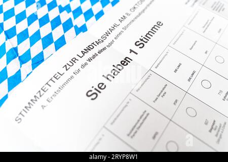 Augsburg, Bayern, Deutschland. September 2023 29. Stimmzettel in der Abwesenheitswahl zur Landtagswahl am 8. Oktober vor bayerischem Hintergrund. Bayernwahl *** Stimmzettel bei der Briefwahl zur Landtagswahl am 8. Oktober vor bayerischem Hintergrund. Wahl in Bayern: Imago/Alamy Live News Stockfoto