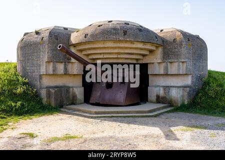 Ein Bunker mit einer 150-mm-Kanone in der Longues-sur-Mer-Batterie in der Normandie, Frankreich, eine deutsche Küstenartillerie-Batterie aus dem Zweiten Weltkrieg, Teil der Atlantischen Mauer. Stockfoto