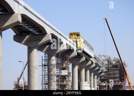 Kairo, Ägypten, September 28 2023: Installation des ägyptischen Einschienenfahrzeugs mit einem Kran, Kairo Einschienenbahn ist ein zweigleisiger Einschienenschnellverkehr Stockfoto