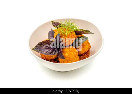 Hausgemachter, gebratener sizilianischer Arancini gefüllt mit Fleisch, mit Tomatensauce Stockfoto