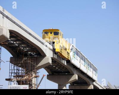 Kairo, Ägypten, September 28 2023: Installation des ägyptischen Einschienenfahrzeugs mit einem Kran, Kairo Einschienenbahn ist ein zweigleisiger Einschienenschnellverkehr Stockfoto