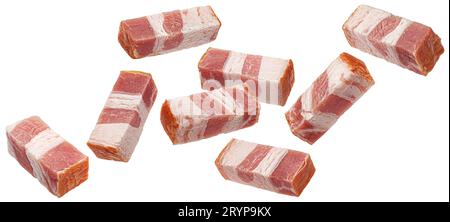 Italienisches Pancetta, Speckwürfel isoliert auf weißem Hintergrund Stockfoto