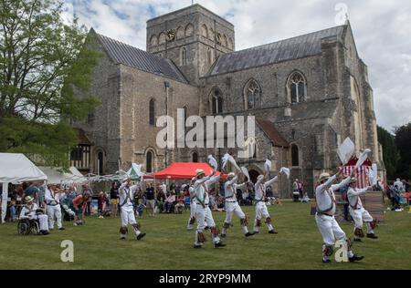 Das Krankenhaus des Heiligen Kreuzes und Almshuse der Noblen Armut jährliche Sommerfest, das seit über 150 Jahren stattfindet. Morris tanzt im Hintergrund die Kirche des Heiligen Kreuzes eine private Kapelle des Krankenhauses des Heiligen Kreuzes. 2022 nahmen etwa 2.000 Personen Teil. Winchester, Hampshire, England, 25. Juni 2022. 2020ER JAHRE UK HOMER SYKES Stockfoto