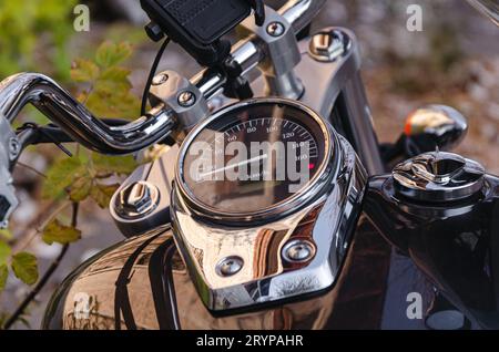 Lenker und Tachometer eines klassischen Zerkleinerer-Motorrads Nahaufnahme Stockfoto