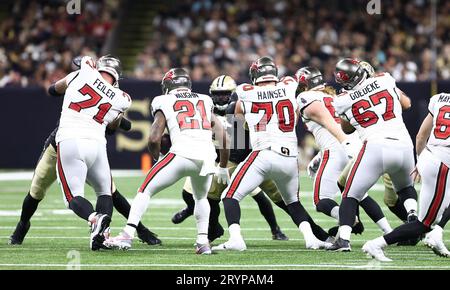 New Orleans, USA. Oktober 2023. Die Offensive Line der Tampa Bay Buccaneers trifft auf die Verteidigungslinie der New Orleans Saints während eines Spiels der National Football League im Caesars Superdome in New Orleans, Louisiana, am Sonntag, den 1. Oktober 2023. (Foto: Peter G. Forest/SIPA USA) Credit: SIPA USA/Alamy Live News Stockfoto