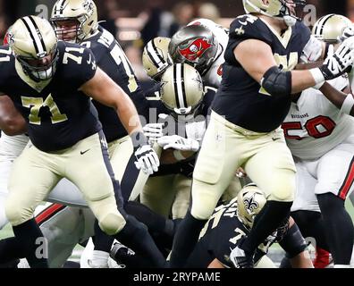 New Orleans, USA. Oktober 2023. New Orleans Saints Quarterback Taysom Hill (7) stürmt am Sonntag, den 1. Oktober 2023, während eines Spiels der National Football League im Caesars Superdome in New Orleans, Louisiana, für einen ersten Abstieg. (Foto: Peter G. Forest/SIPA USA) Credit: SIPA USA/Alamy Live News Stockfoto