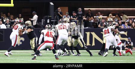 New Orleans, USA. Oktober 2023. Die Offensive Line der New Orleans Saints tritt gegen die Tampa Bay Buccaneers Defensive Line während eines Spiels der National Football League im Caesars Superdome in New Orleans, Louisiana, am Sonntag, dem 1. Oktober 2023, an. (Foto: Peter G. Forest/SIPA USA) Credit: SIPA USA/Alamy Live News Stockfoto