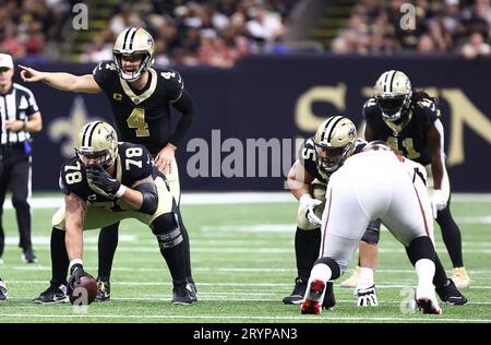 New Orleans, USA. Oktober 2023. Derek Carr (4), Quarterback der New Orleans Saints, setzt sich hinter dem Center Erik McCoy (78) während eines Spiels der National Football League im Caesars Superdome in New Orleans, Louisiana, am Sonntag, den 1. Oktober 2023, zusammen. (Foto: Peter G. Forest/SIPA USA) Credit: SIPA USA/Alamy Live News Stockfoto