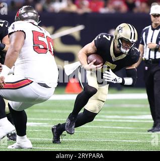New Orleans, USA. Oktober 2023. New Orleans Saints Quarterback Taysom Hill (7) stürmt am Sonntag, den 1. Oktober 2023, während eines Spiels der National Football League im Caesars Superdome in New Orleans, Louisiana, um etwas Gardage. (Foto: Peter G. Forest/SIPA USA) Credit: SIPA USA/Alamy Live News Stockfoto