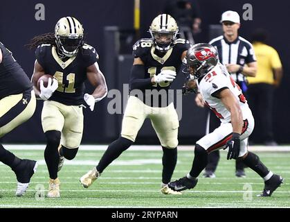 New Orleans, USA. Oktober 2023. New Orleans Saints Running Back Alvin Kamara (41) stürmt am Sonntag, den 1. Oktober 2023, bei einem Spiel der National Football League im Caesars Superdome in New Orleans, Louisiana, um etwas Gardage zu holen. (Foto: Peter G. Forest/SIPA USA) Credit: SIPA USA/Alamy Live News Stockfoto