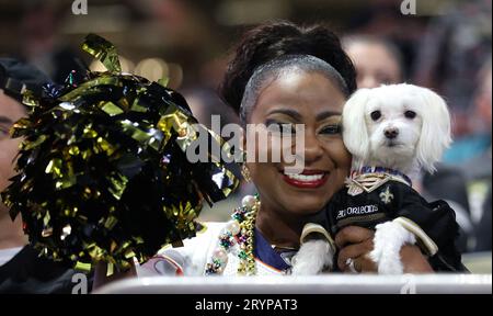 New Orleans, USA. Oktober 2023. Die Fans der New Orleans Saints Felicia Kent aus McComb, Mississippi, posieren mit ihrem Supporthund Adrian während eines Spiels der National Football League im Caesars Superdome in New Orleans, Louisiana am Sonntag, den 1. Oktober 2023. (Foto: Peter G. Forest/SIPA USA) Credit: SIPA USA/Alamy Live News Stockfoto