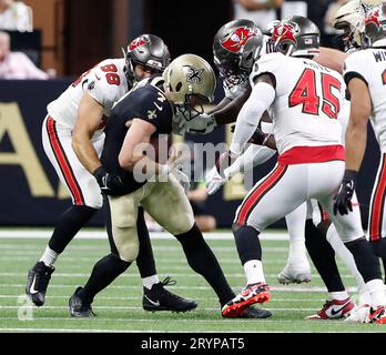 New Orleans, USA. Oktober 2023. New Orleans Saints Quarterback Taysom Hill (7) stürmt am Sonntag, den 1. Oktober 2023, bei einem Spiel der National Football League im Caesars Superdome in New Orleans, Louisiana, um etwas Gardage zu holen. (Foto: Peter G. Forest/SIPA USA) Credit: SIPA USA/Alamy Live News Stockfoto