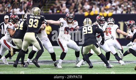 New Orleans, USA. Oktober 2023. Die Offensive Line der Tampa Bay Buccaneers trifft auf die Verteidigungslinie der New Orleans Saints während eines Spiels der National Football League im Caesars Superdome in New Orleans, Louisiana, am Sonntag, den 1. Oktober 2023. (Foto: Peter G. Forest/SIPA USA) Credit: SIPA USA/Alamy Live News Stockfoto