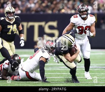 New Orleans, USA. Oktober 2023. New Orleans Saints Quarterback Taysom Hill (7) taucht am Sonntag, den 1. Oktober 2023, im Caesars Superdome in New Orleans, Louisiana, für ein paar zusätzliche Spielchen nach vorne. (Foto: Peter G. Forest/SIPA USA) Credit: SIPA USA/Alamy Live News Stockfoto