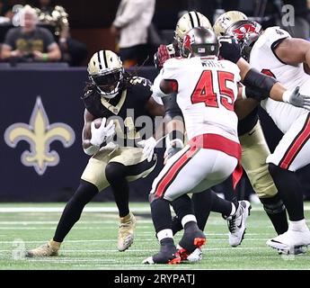 New Orleans, USA. Oktober 2023. New Orleans Saints Running Back Alvin Kamara (41) stürmt am Sonntag, den 1. Oktober 2023, bei einem Spiel der National Football League im Caesars Superdome in New Orleans, Louisiana, um etwas Gardage zu holen. (Foto: Peter G. Forest/SIPA USA) Credit: SIPA USA/Alamy Live News Stockfoto