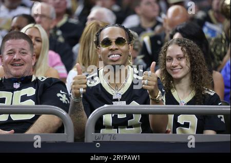 New Orleans, USA. Oktober 2023. Ein Trio von Fans der New Orleans Saints posiert für ein Foto während eines Spiels der National Football League im Caesars Superdome in New Orleans, Louisiana, am Sonntag, den 1. Oktober 2023. (Foto: Peter G. Forest/SIPA USA) Credit: SIPA USA/Alamy Live News Stockfoto