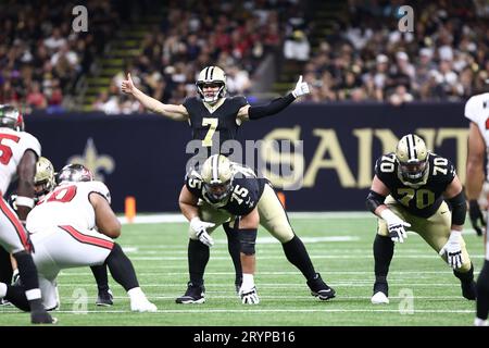 New Orleans, USA. Oktober 2023. Der Quarterback Taysom Hill (7) von New Orleans Saints gibt ein Daumen-nach-oben-Zeichen, während er sich hinter seinen Linemen während eines Spiels der National Football League im Caesars Superdome in New Orleans, Louisiana, am Sonntag, den 1. Oktober 2023, befindet. (Foto: Peter G. Forest/SIPA USA) Credit: SIPA USA/Alamy Live News Stockfoto