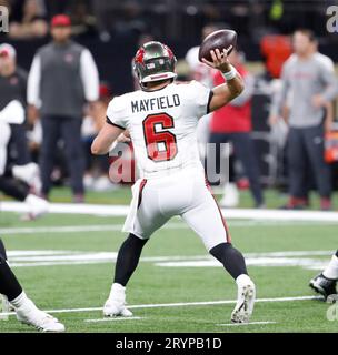 New Orleans, USA. Oktober 2023. Tampa Bay Buccaneers Quarterback Baker Mayfield (6) versucht einen Pass während eines Spiels der National Football League im Caesars Superdome in New Orleans, Louisiana, am Sonntag, den 1. Oktober 2023. (Foto: Peter G. Forest/SIPA USA) Credit: SIPA USA/Alamy Live News Stockfoto