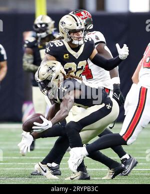New Orleans, USA. Oktober 2023. New Orleans Saints Safety Johnathan Abram (24) greift beim Spiel der National Football League im Caesars Superdome in New Orleans, Louisiana, am Sonntag, den 1. Oktober 2023 nach dem Ball. (Foto: Peter G. Forest/SIPA USA) Credit: SIPA USA/Alamy Live News Stockfoto