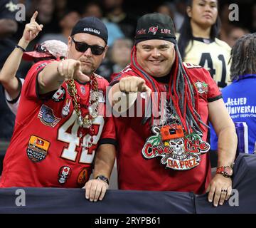 New Orleans, USA. Oktober 2023. Ein Trio von Fans der Tampa Bay Buccaneers jubelt ihr Team bei einem Spiel der National Football League im Caesars Superdome in New Orleans, Louisiana, am Sonntag, den 1. Oktober 2023 an. (Foto: Peter G. Forest/SIPA USA) Credit: SIPA USA/Alamy Live News Stockfoto