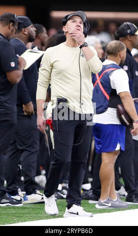 New Orleans, USA. Oktober 2023. Der Cheftrainer der New Orleans Saints, Dennis Allen, schaut auf die Anzeigetafel während eines Spiels der National Football League im Caesars Superdome in New Orleans, Louisiana, am Sonntag, den 1. Oktober 2023. (Foto: Peter G. Forest/SIPA USA) Credit: SIPA USA/Alamy Live News Stockfoto