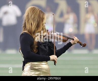 New Orleans, USA. Oktober 2023. Die Geigerin Amanda Shaw spielt die Nationalhymne während eines Spiels der National Football League im Caesars Superdome in New Orleans, Louisiana, am Sonntag, den 1. Oktober 2023. (Foto: Peter G. Forest/SIPA USA) Credit: SIPA USA/Alamy Live News Stockfoto