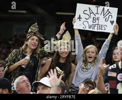 New Orleans, USA. Oktober 2023. Eine Gruppe von Fans der New Orleans Saints hält ein Schild während eines Spiels der National Football League im Caesars Superdome in New Orleans, Louisiana, am Sonntag, den 1. Oktober 2023. (Foto: Peter G. Forest/SIPA USA) Credit: SIPA USA/Alamy Live News Stockfoto