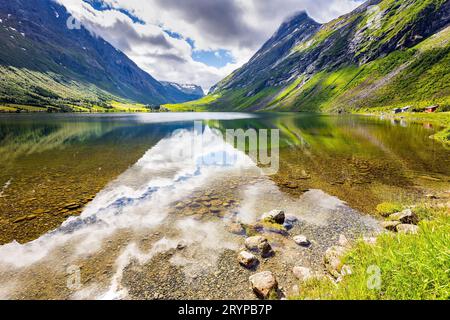 Glattes Wasser reflektiert die Berge Stockfoto