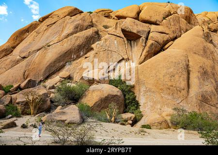 Namibia. Frau unter den Steinen Stockfoto