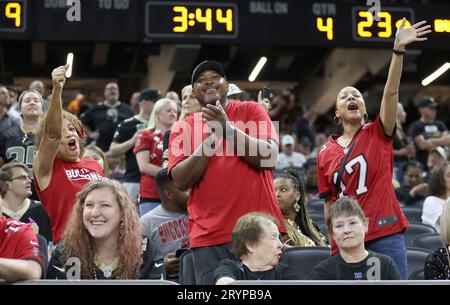 New Orleans, USA. Oktober 2023. Ein Trio von Fans der Tampa Bay Buccaneers jubelt ihr Team bei einem Spiel der National Football League im Caesars Superdome in New Orleans, Louisiana, am Sonntag, den 1. Oktober 2023 an. (Foto: Peter G. Forest/SIPA USA) Credit: SIPA USA/Alamy Live News Stockfoto