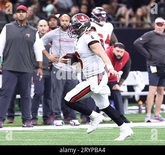 New Orleans, USA. Oktober 2023. Tampa Bay Buccaneers Quarterback Baker Mayfield (6) stürmt am Sonntag, den 1. Oktober 2023, während eines Spiels der National Football League im Caesars Superdome in New Orleans, Louisiana, um etwas Gardage zu holen. (Foto: Peter G. Forest/SIPA USA) Credit: SIPA USA/Alamy Live News Stockfoto