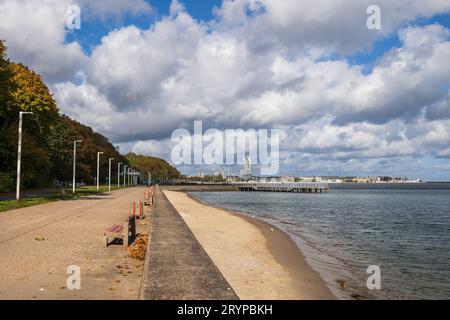 Boulevard Feliks Nowowiejski am Meer in der Stadt Gdynia in Polen, Promenade und Strand an der Ostsee in Pommern. Stockfoto