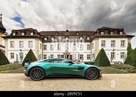 Aston Martin Vantage F1 Edition vor dem Schlosshotel Bad Neustadt an der Saale Stockfoto
