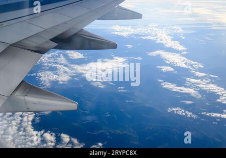 Luftaufnahme von Wolken über Bergen. Flug von Seattle nach Anchorage. Alaska. Stockfoto