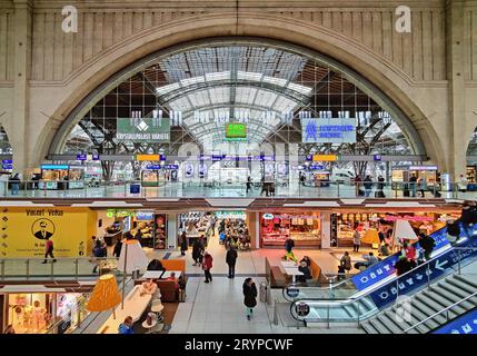 Bahnsteighalle mit Einkaufszentrum mit Blick auf die Gleise, Hauptbahnhof, Leipzig Stockfoto