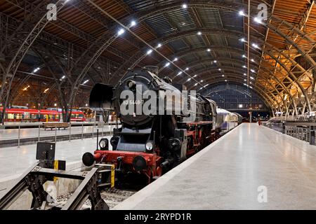 Dampflokomotive Baureihe 52 auf Museumsgleis 24 im Hauptbahnhof Leipzig, Sachsen Stockfoto