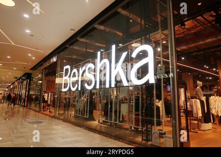 Novi Sad, Serbien 01.10.2023 Bershka-Geschäft im Einkaufszentrum Promenada Stockfoto