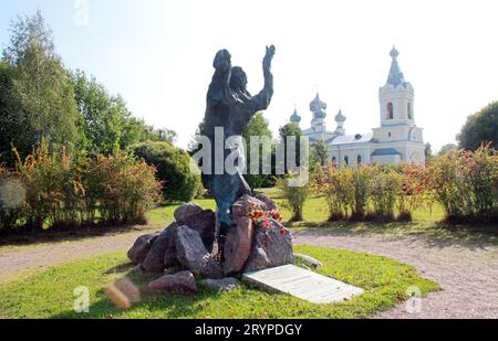 Sologubowka, Russland. September 2023. Ansicht einer Skulptur auf dem Militärfriedhof Sologubovka in der Nähe von St. Petersburg. 525 Soldaten der deutschen Wehrmacht, deren Knochen in den letzten drei Jahren im Nordwesten Russlands geborgen wurden, finden ihre letzte Ruhestätte auf dem Militärfriedhof. (An dpa-Korr: „Gedenken an die Toten des Weltkriegs inmitten neuer Kriegszeiten“) Credit: Andre Ballin/dpa/Alamy Live News Stockfoto