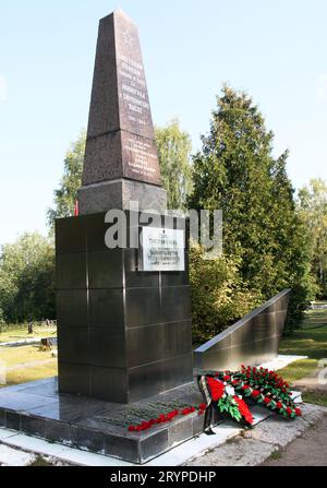 Sologubowka, Russland. September 2023. Blick auf einen Gedenkstein auf dem Militärfriedhof Sologubovka in der Nähe von St. Petersburg. 525 Soldaten der deutschen Wehrmacht, deren Knochen in den letzten drei Jahren im Nordwesten Russlands geborgen wurden, finden ihre letzte Ruhestätte auf dem Militärfriedhof. (An dpa-Korr: „Gedenken an die Toten des Weltkriegs inmitten neuer Kriegszeiten“) Credit: Andre Ballin/dpa/Alamy Live News Stockfoto