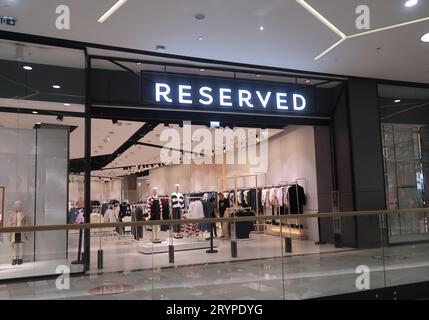 Novi Sad, Serbien 01.10.2023 reservierter Laden im Einkaufszentrum Promenada Stockfoto