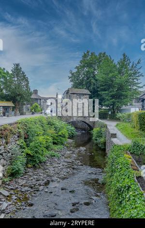 Ambleside, England, Großbritannien - 5. Juli 2023: Das Bridge House befindet sich direkt über Stock Beck Burn in Ambleside. Das Haus ist ein 'eins nach oben, eins nach unten' Design, wi Stockfoto